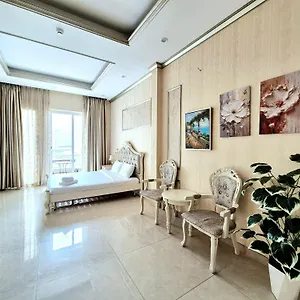 F F House Apartahotel